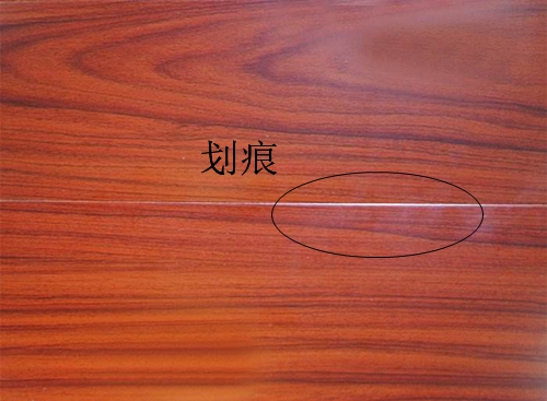 木地板出現(xiàn)劃痕后，李女士居然這樣做......